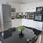 アパート Valevalehome - Gallery With Fully Equipped Kitchen, Reserved Parking, Big Garden *