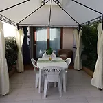 Valevalehome - Gallery With Fully Equipped Kitchen, Reserved Parking, Big Garden アパート *