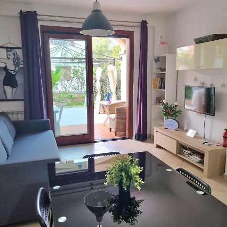 Valevalehome - Gallery With Fully Equipped Kitchen, Reserved Parking, Big Garden アパート